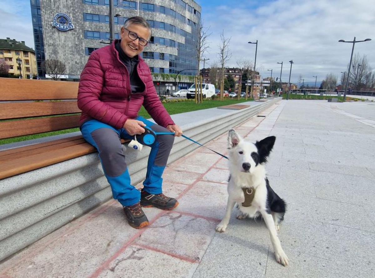 La nueva plaza de la Cruz Roja conquista al peatón: «Es ideal para paseos y mascotas»