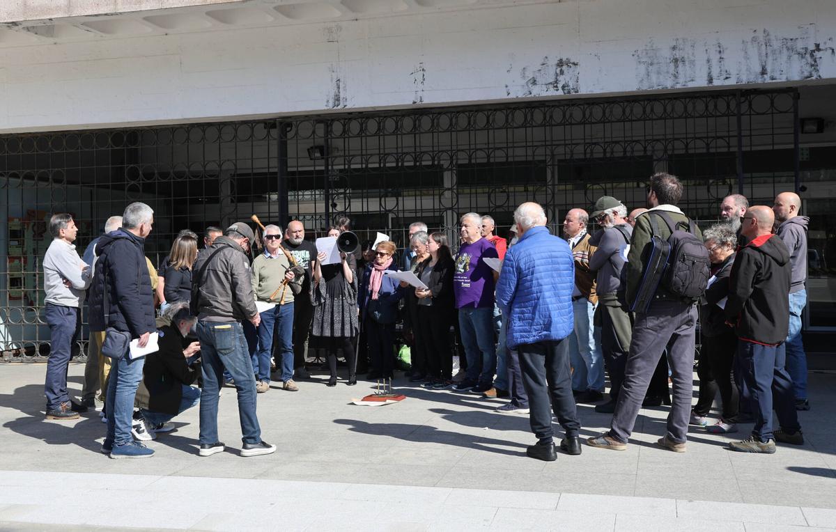 Concentración del colectivo As Ninguéns en Praza do Rei ante el Concello.