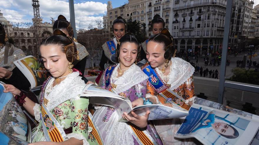 Entusiasmo por el Extra de Fallas de Levante-EMV en el balcón del Ayuntamiento