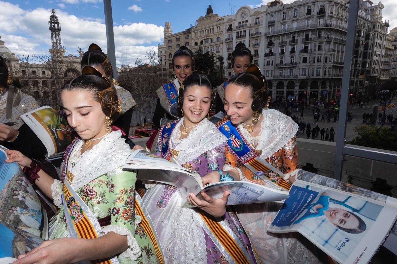 El Extra de Fallas de Levante-EMV sorprende en el balcón del ayuntamiento