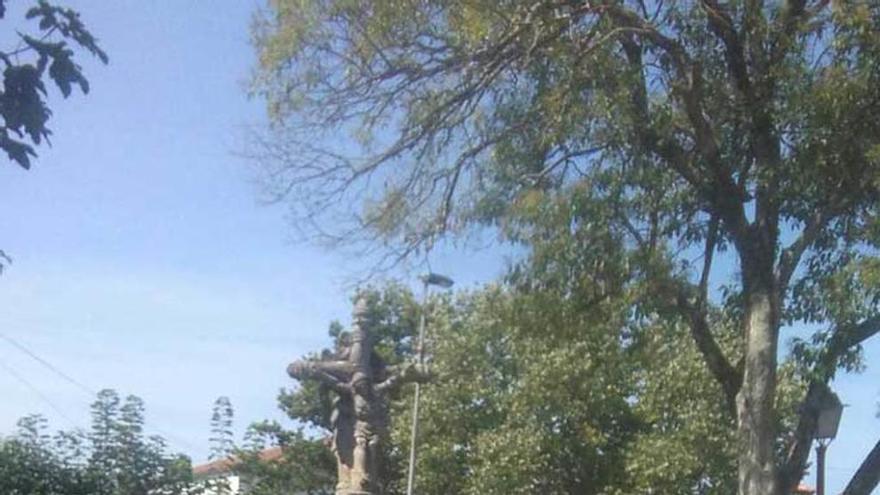 Benjamín Rodríguez, con &quot;Nerón&quot; y &quot;Xana&quot;, junto a un crucero, en una imagen tomada ayer, todavía en territorio vizcaíno.