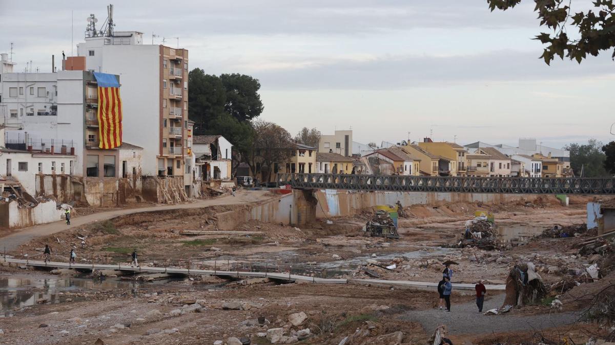 Passarel·la instal·lada sobre el barranc a Picanya per a facilitar la mobilitat després de la dana