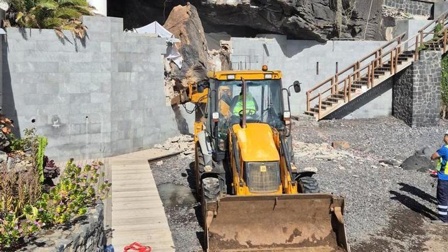 Baipás en la red de saneamiento de Tabaiba tras caer una roca