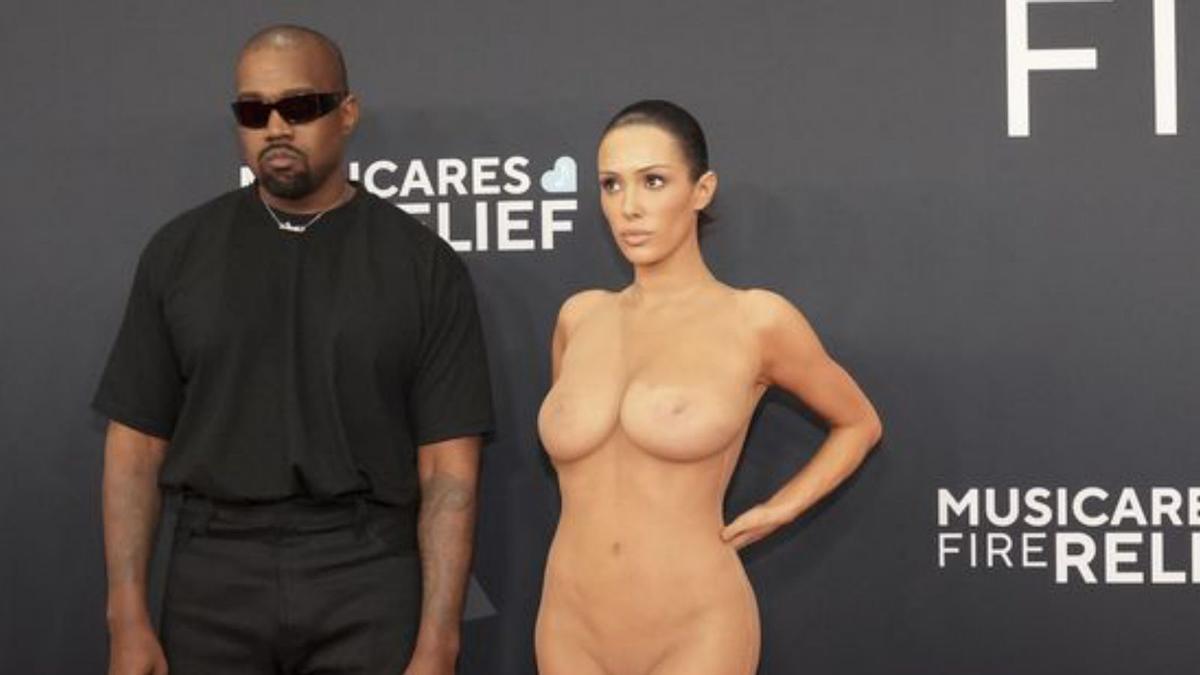 Kanye West y Bianca Censori, en los Grammy.