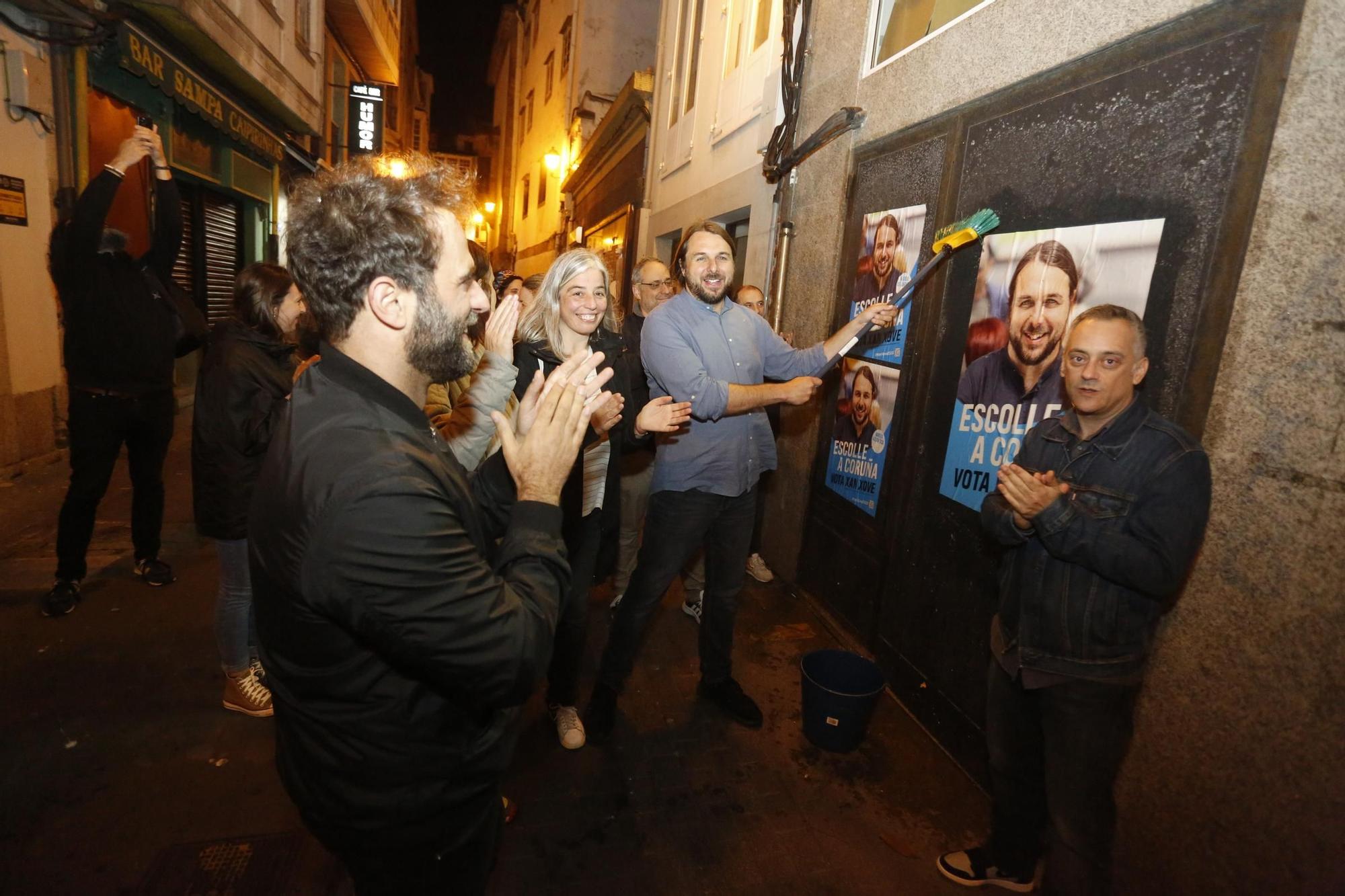 Arranca la campaña electoral: pegada de carteles de Marea Atlántica