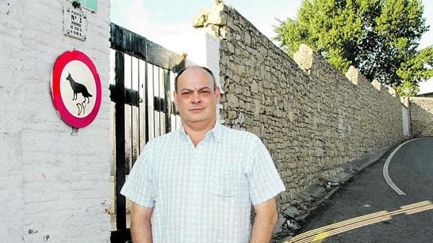 Luis Miguel Cuervo, junto al paredón del cementerio del Sucu, en Ceares, Gijón, donde se produjeron numerosos fusilamientos durante la Guerra Civil.