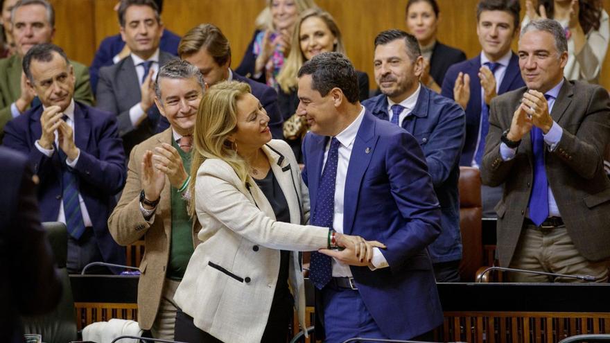 Juanma Moreno y Carolina España, en la sesión en la que aprobaron los presupuestos de 2023.