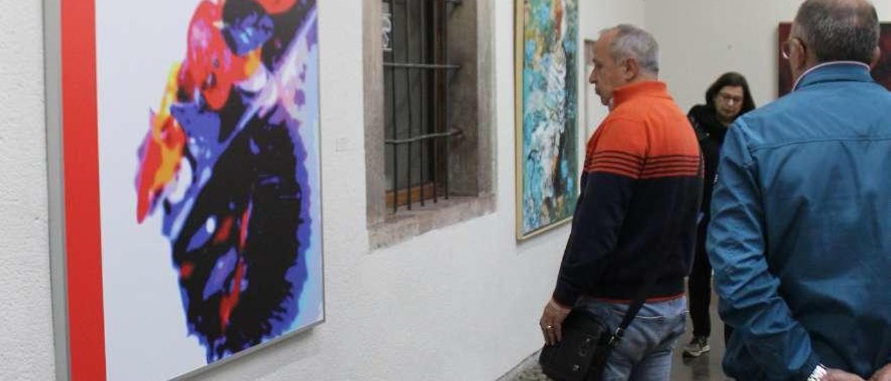 Visitantes de la muestra, en el patio del palacio Miranda-Valdecarzana.