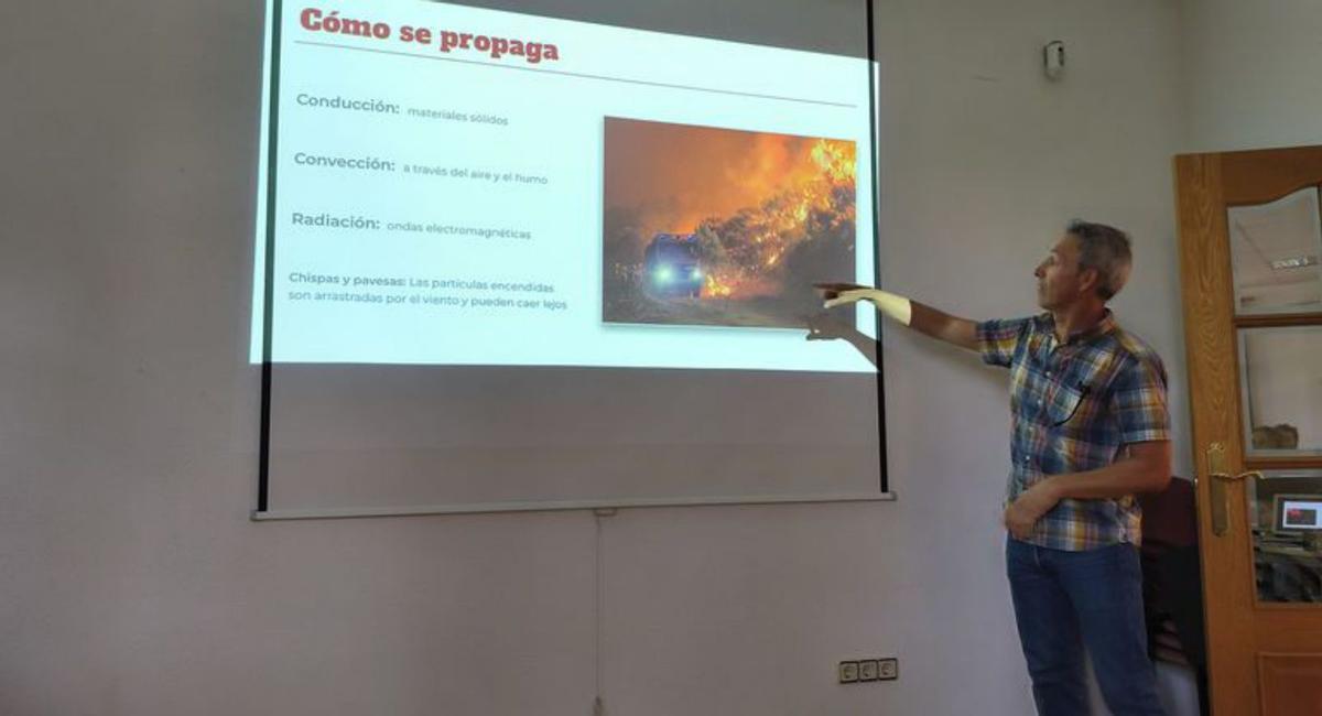 Torralba comenzó por la teoría y los consejos prácticos. | AYUNTAMIENTO DE BISCARRUÉS