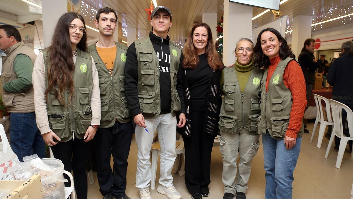 Mercedes García, en el centro, junto a voluntarios de la fundación.