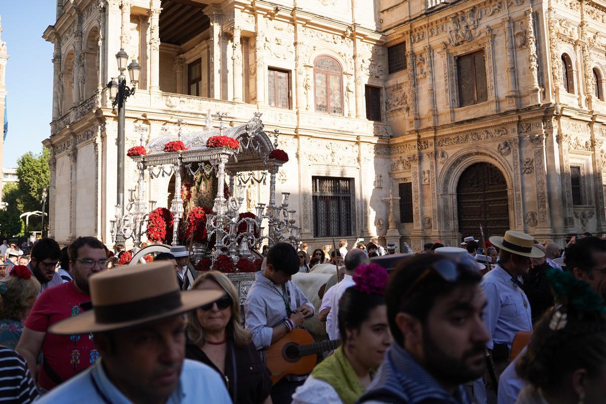 La salida de las hermandades del Rocío de Sevilla, en imágenes