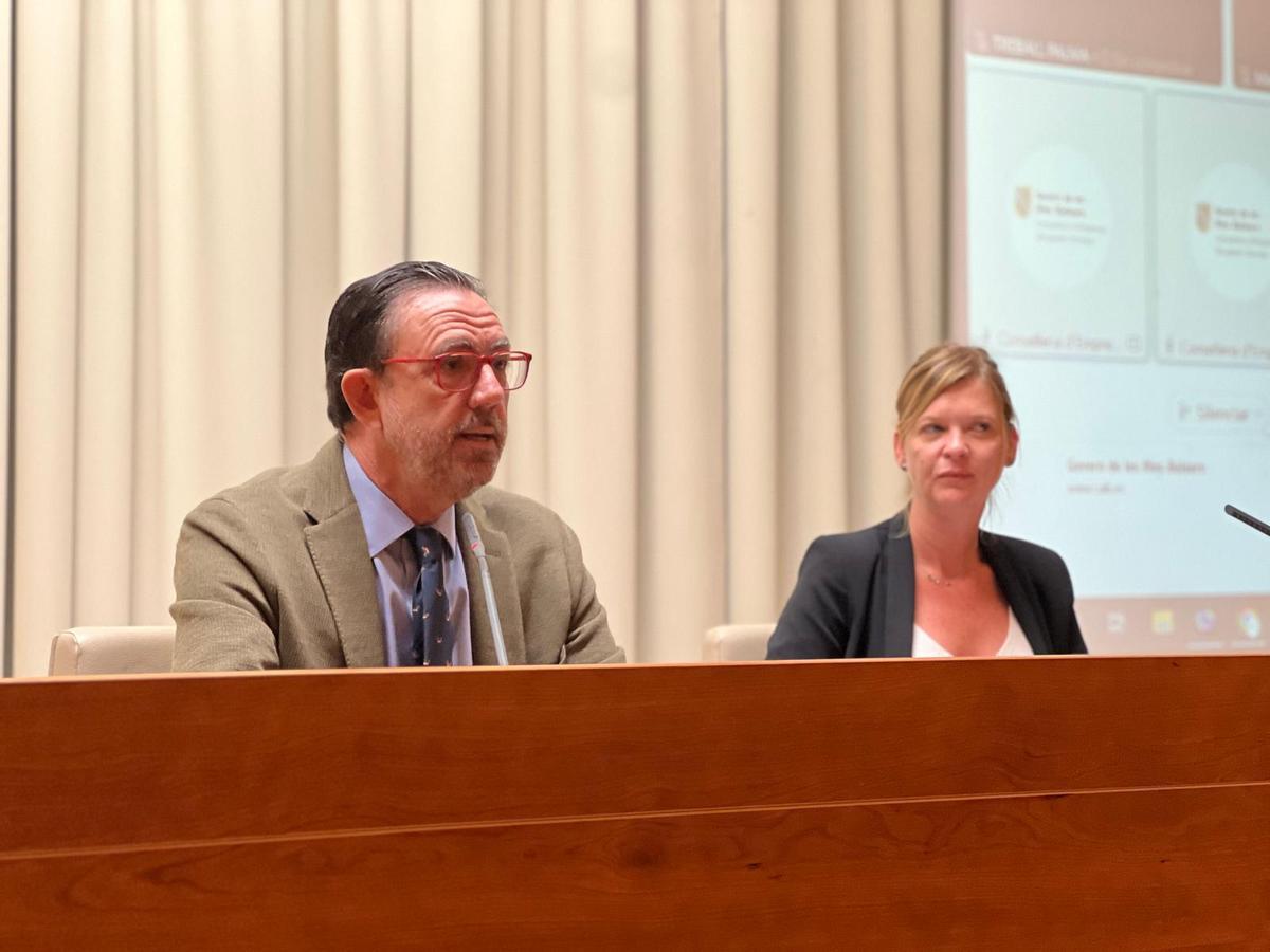 El conseller Alejandro Sáenz de San Pedro, y la directora general de Industria y Polígonos Industriales, Íngrid de la Fuente