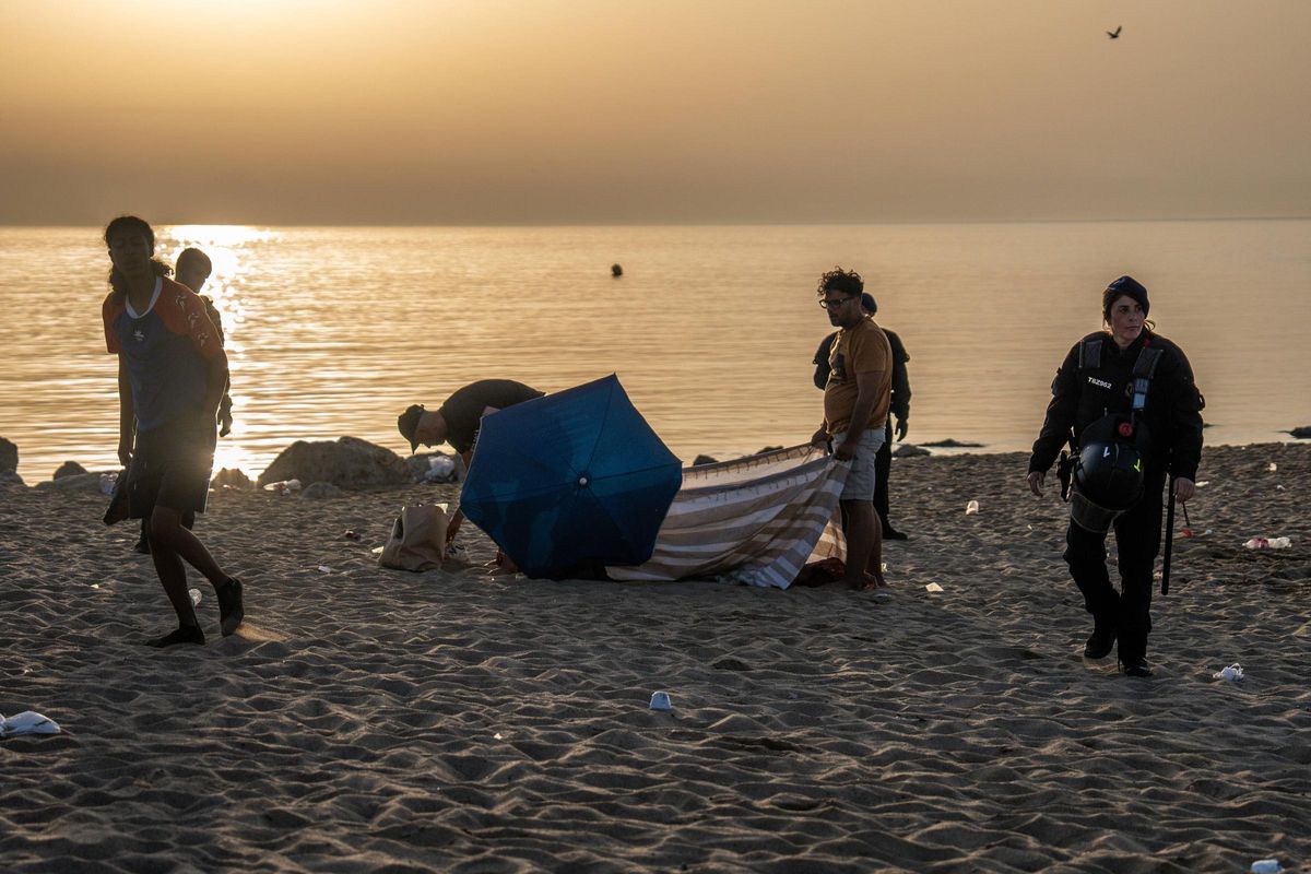 Limpieza de las playas de Barcelona tras la verbena de Sant Joan 2025