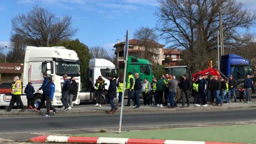 Los transportistas ante sus camiones antes del comienzo de la marcha de ayer en Lalín. |   // A.L.V.