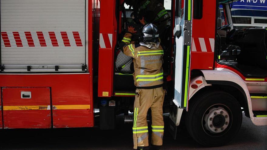 Un incendio en varios contenedores en Jesús moviliza a los bomberos de Ibiza