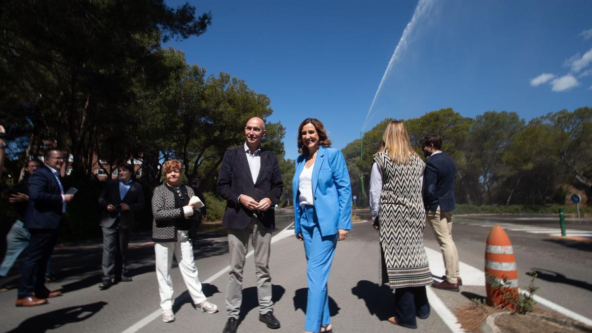 La alcaldesa María José Catalá y el concejal de la Devesa José Gosalbez en el estreno del sistema Sideinfo