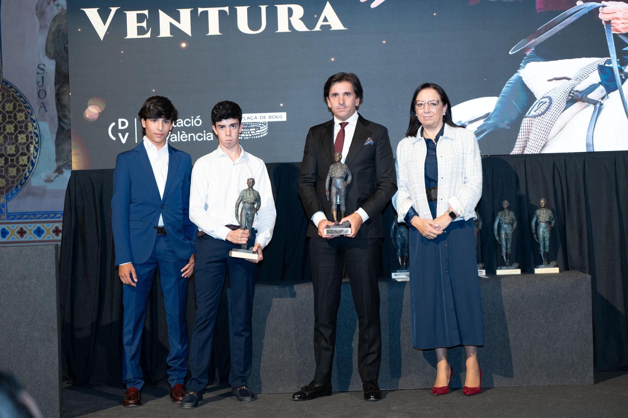 La gala de los premios taurinos de la Diputación de Valencia con Roca Rey, en imágenes