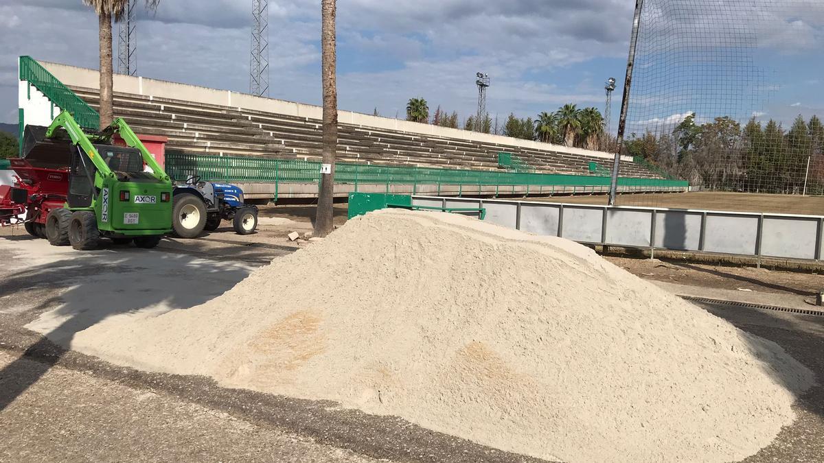 Trabajos de siembra del campo grande de la Ciudad Deportiva, este miércoles.