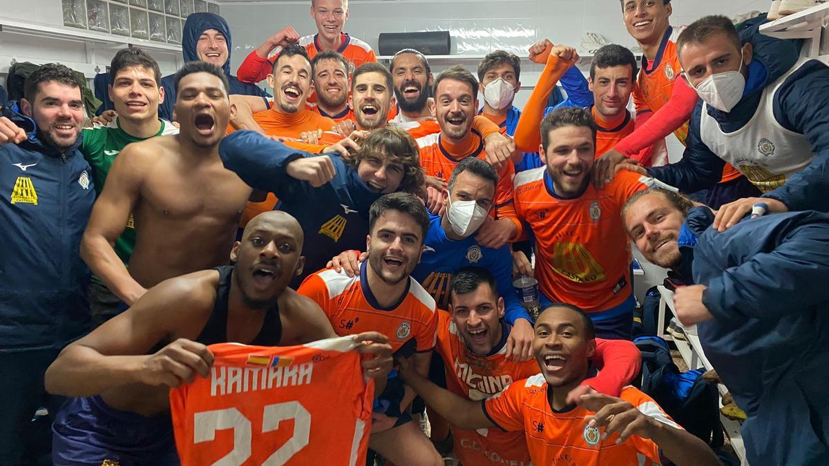 Los jugadores del CD Soneja celebran una victoria de esta temporada.