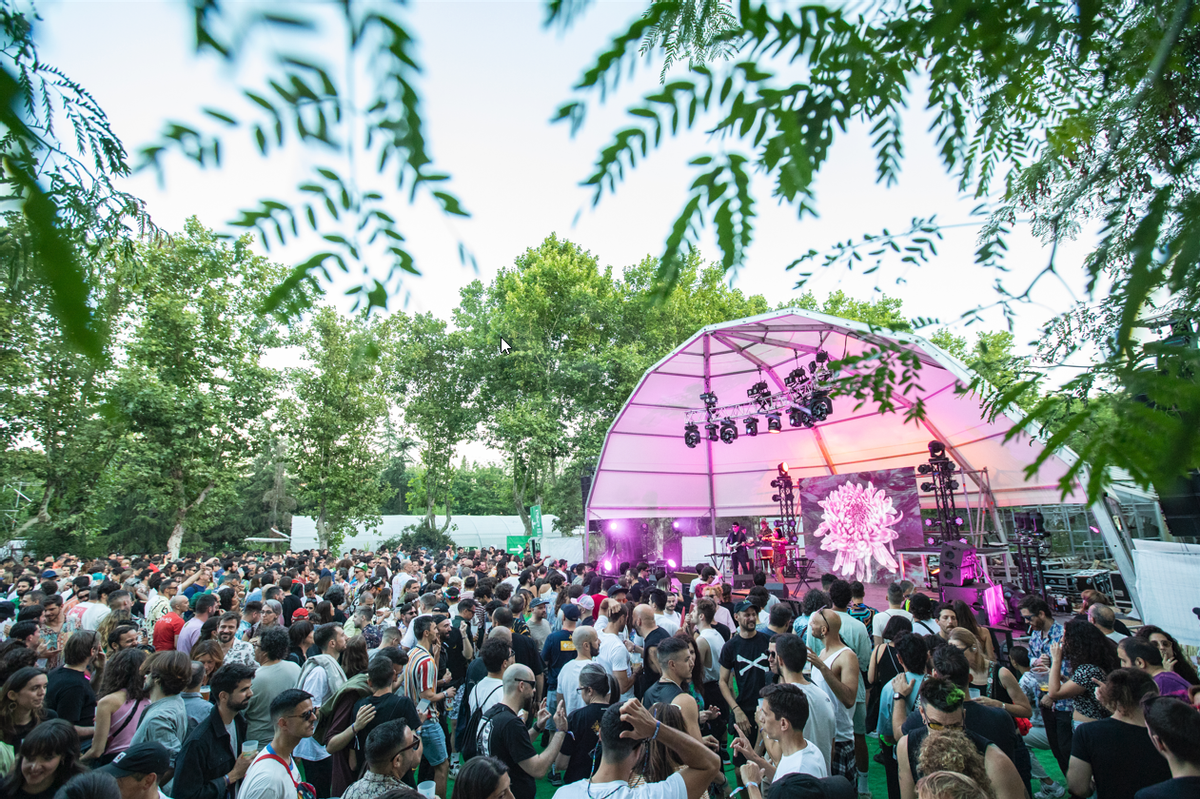 Ambiente de día en el escenario Jardín del festival Paraíso.