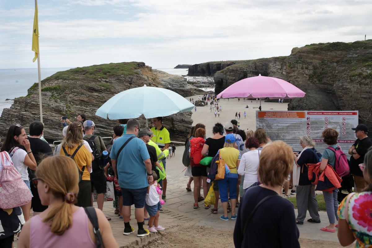 La playa de las Catedrales, en Galicia, cuelga el cartel de completo