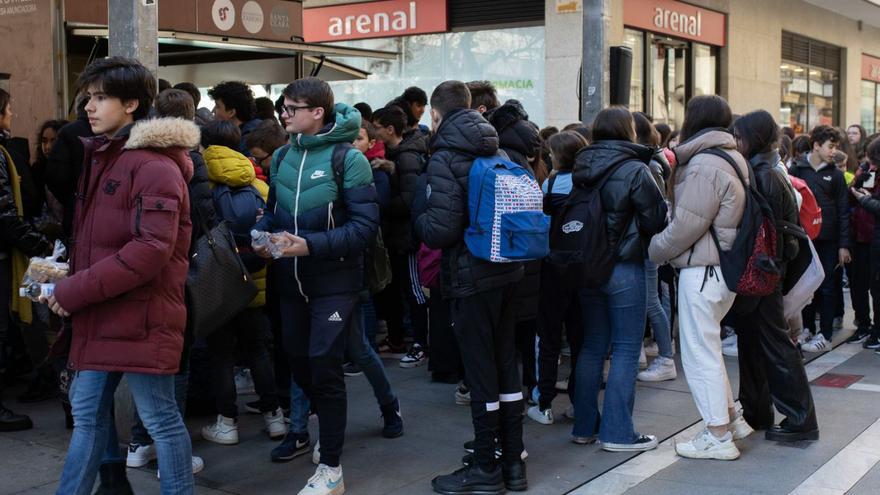 Jóvenes rodean la caseta donde se canjeaba el vale por un bocadillo. | Ana Burrieza