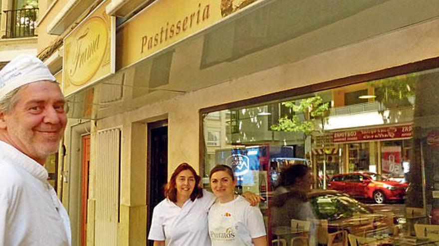 El pastelero Nando Prats, y al fondo su mujer Rosa Díaz y la empleada Betina Durao.