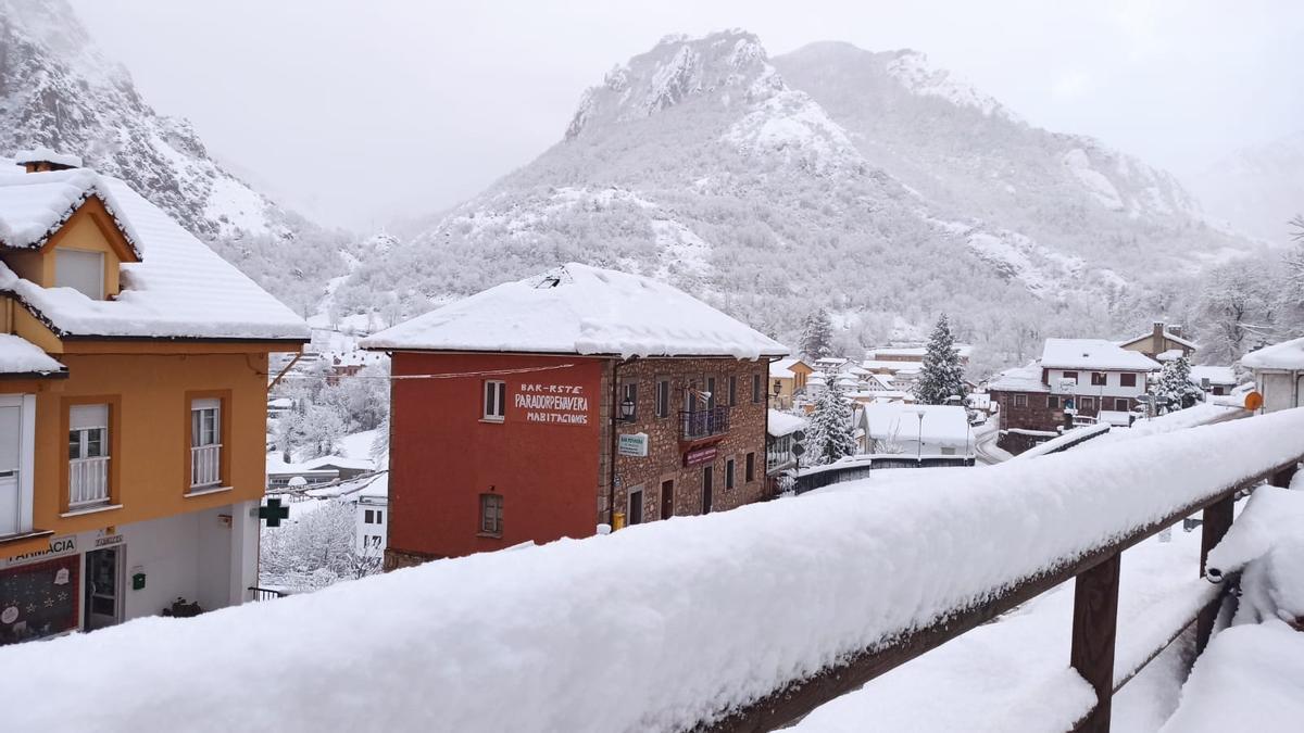 Nevada en Pola de Somiedo, esta mañana.