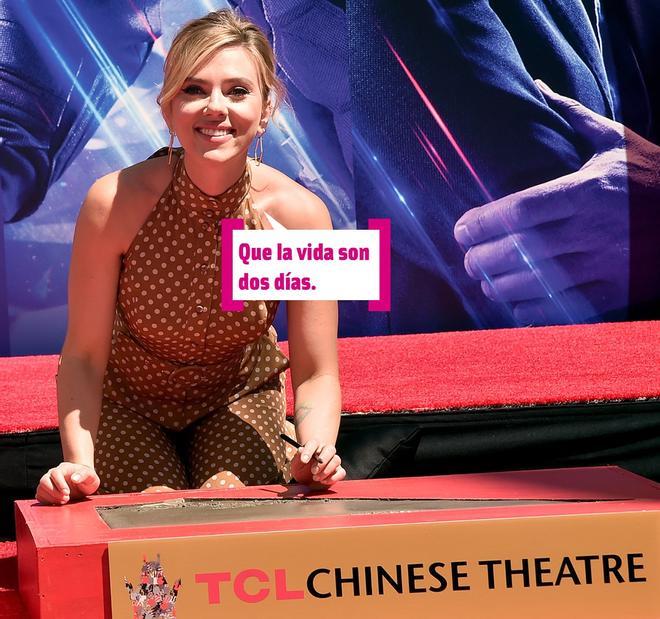 Scarlett Johansson poniendo las manos en el paseo de la fama de Hollywood en la presentación de &quot;Avengers: Endgame&quot;