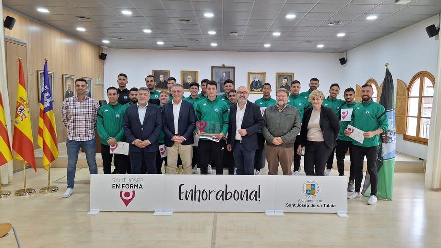 El Ayuntamiento de Sant Josep recibe a la PE Sant Jordi en reconocimiento por su victoria en la Liga Regional