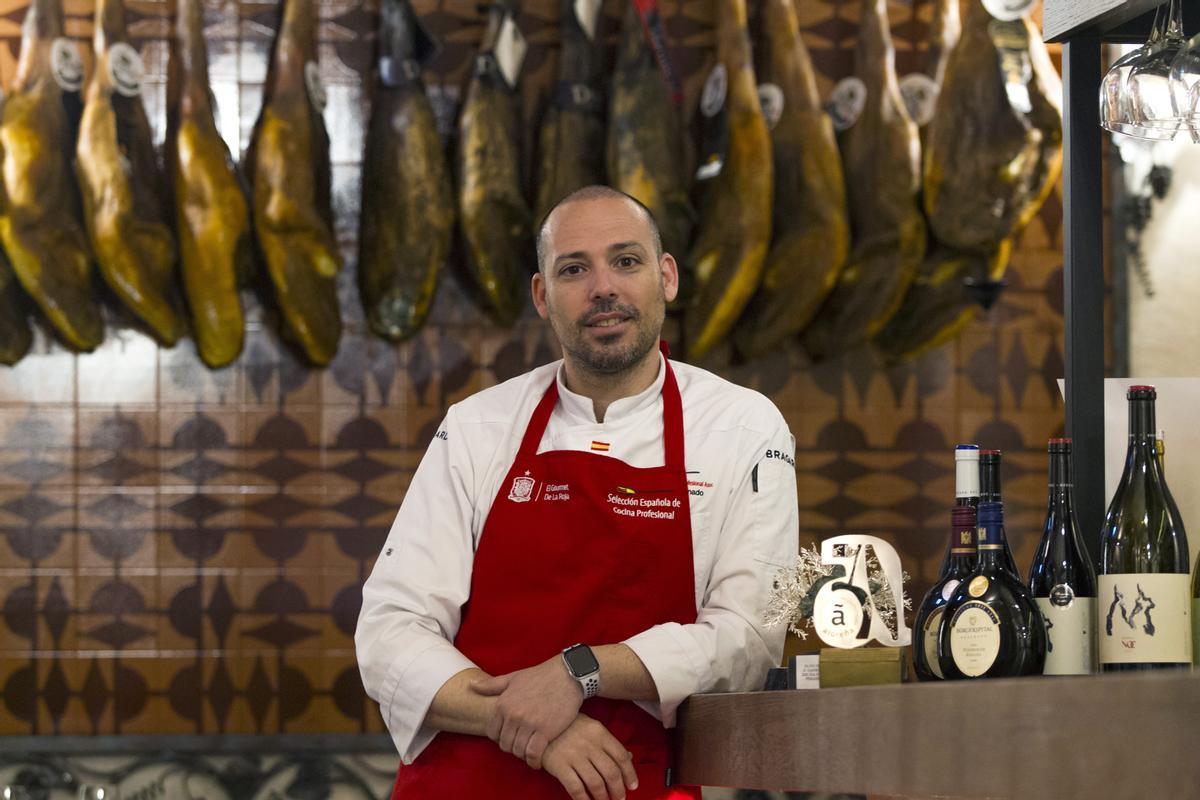 El chef del aceite de oliva virgen extra (AOVE), Daniel García Peinado en el restaurante La Sureña de Estepona