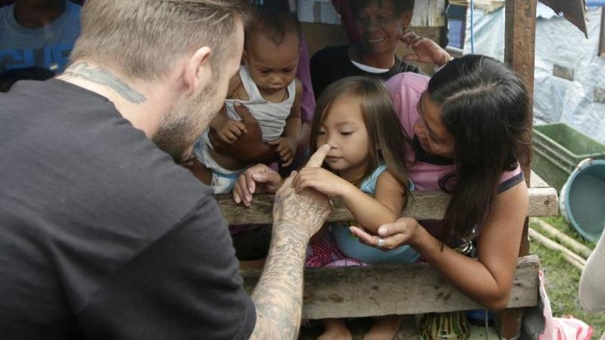 David Beckham visita a los niños filipinos afectados por el tifón Haiyan