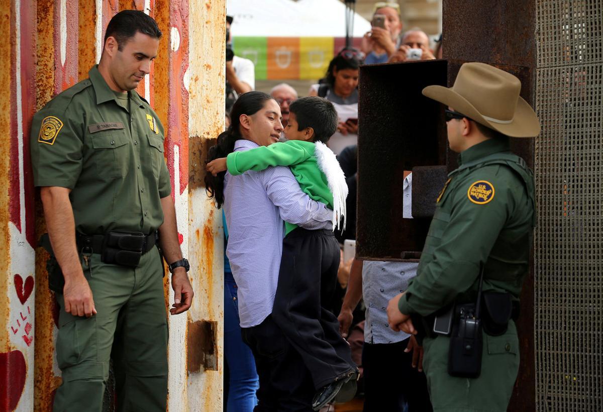 L'Administració de Trump estudia separar mares i fills a la frontera amb Mèxic