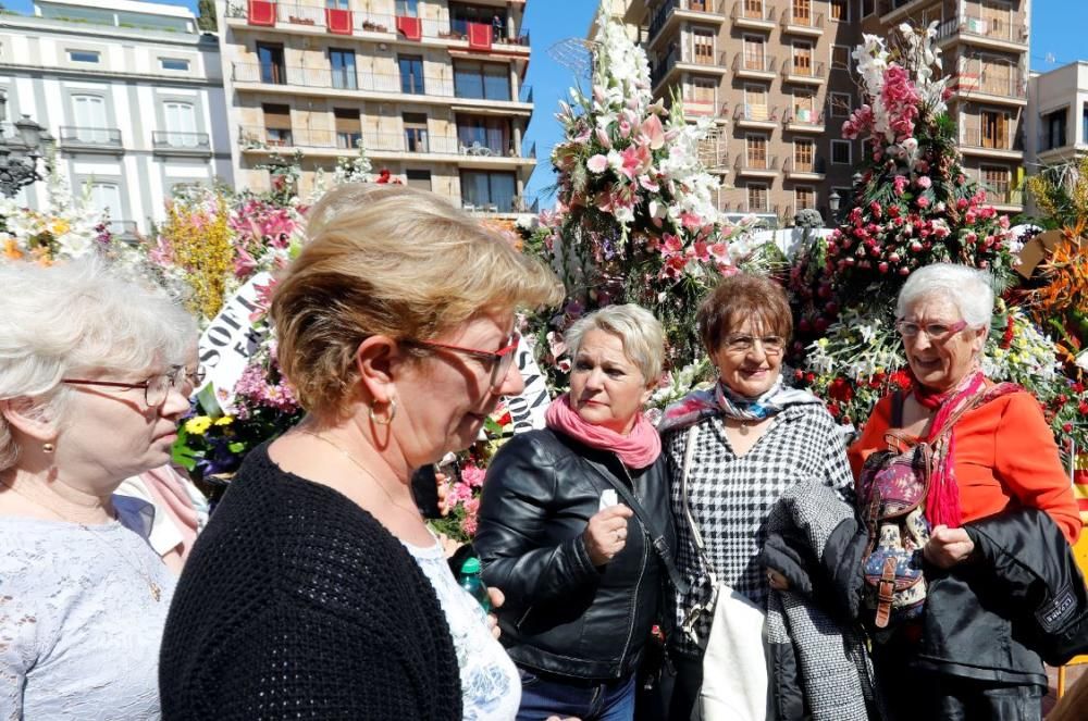 La Mare de Déu luce su manto en la Plaza de la Virgen