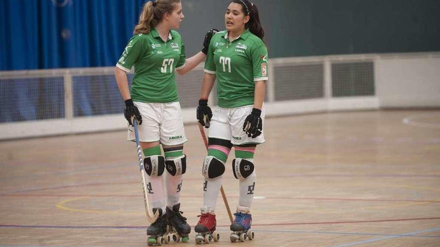 María Castelo y Cata Flores hablan de un jugada durante un partido del Liceo.