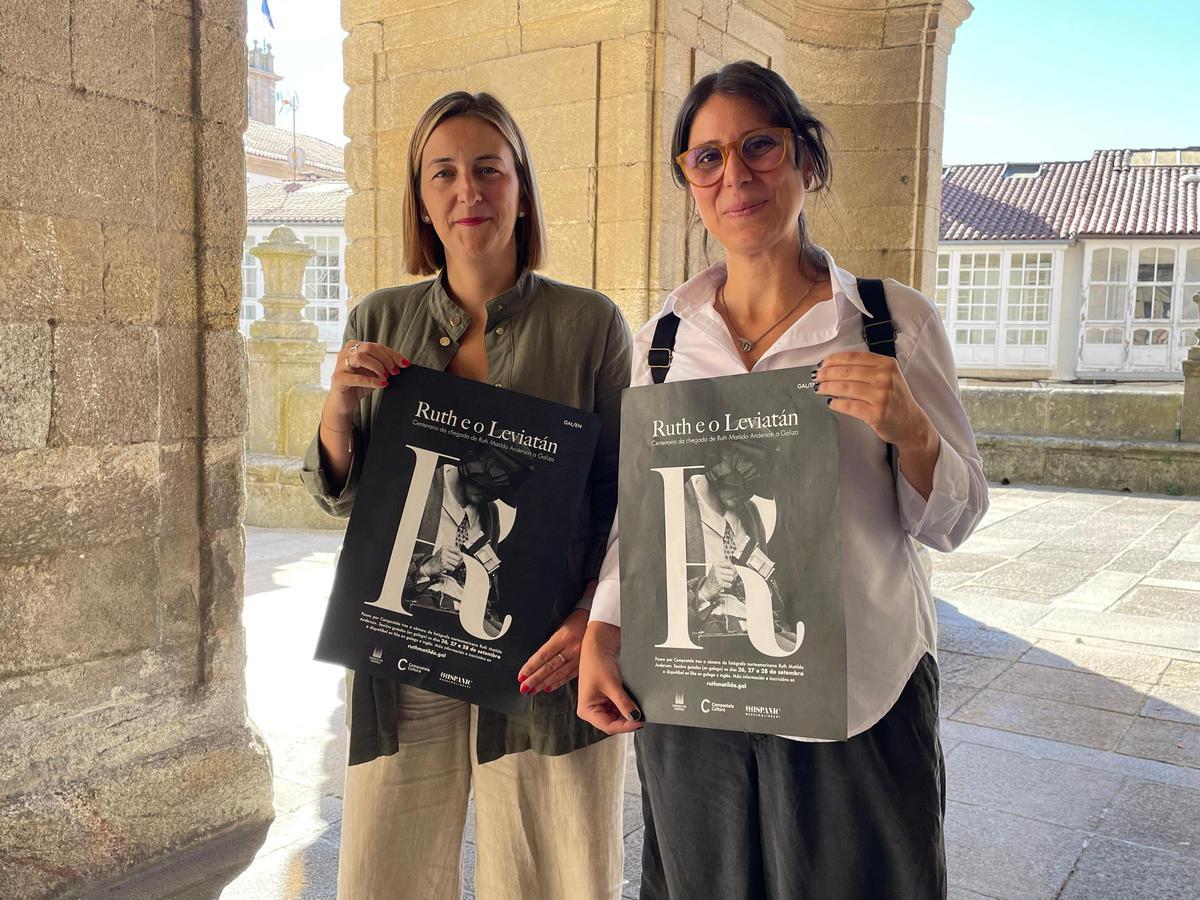 Míriam Louzao y Xiana Iglesias posan con el cartel de la actividad en los soportales del Pazo de Raxoi