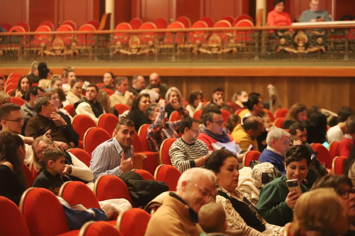 Ambiente en el gran teatro antes del comienzo de las actuaciones.