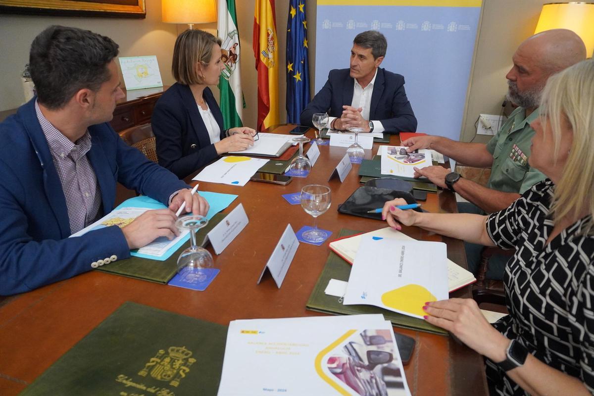 Reunión del delegado del Gobierno de España en Andalucía, Pedro Fernández con la coordinadora de la DGT en Andalucía, Ana Luz Jiménez, y con teniente coronel, jefe del Sector de Tráfico de la Guardia Civil, Rafael Ordoñez Calero