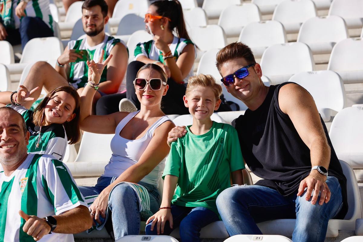 Córdoba CF-Racing de Ferrol | La afición blanquiverde en El Arcángel, en imágenes