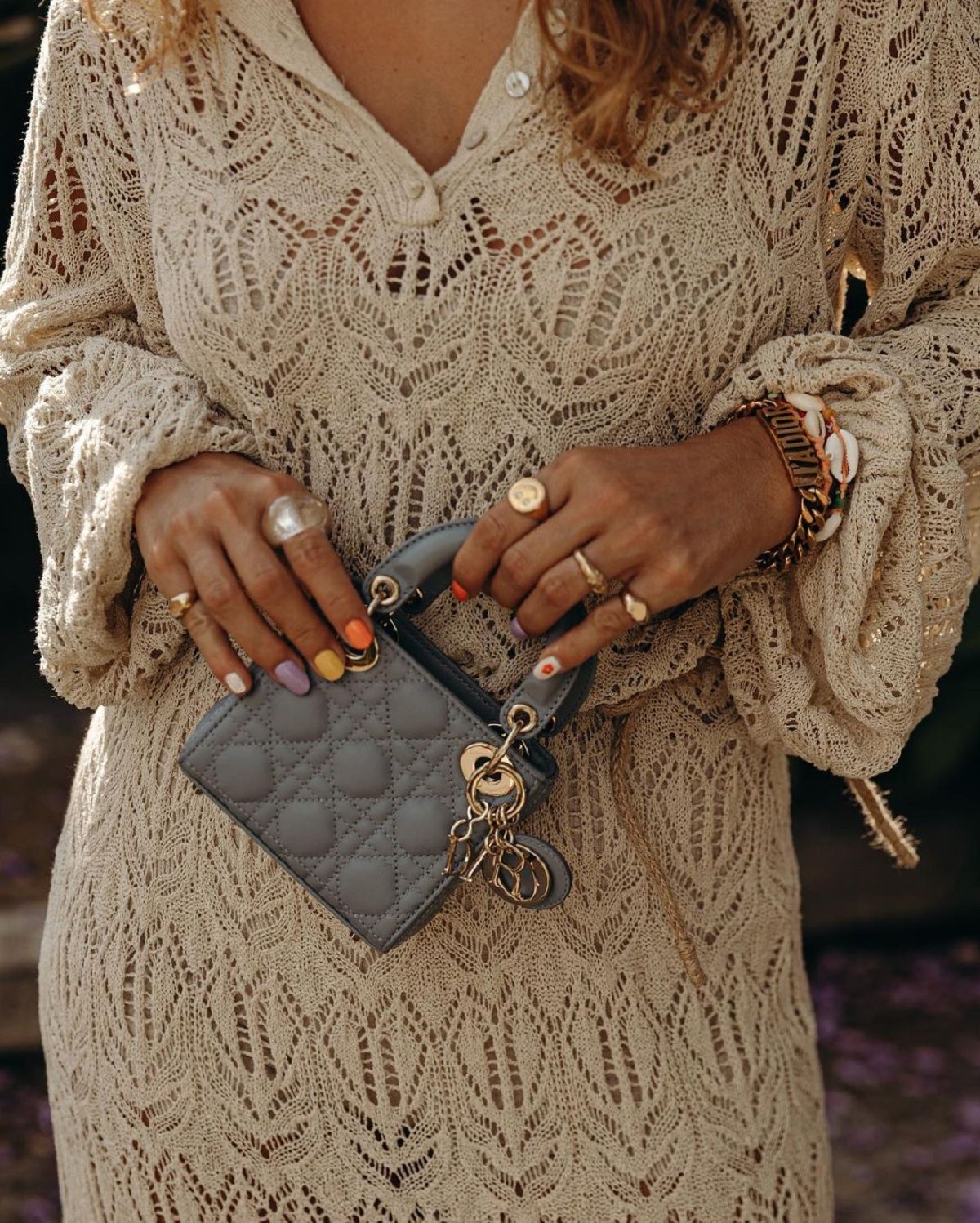 El bolso más deseado del verano es mini, de Dior... y esto es todo lo que  cabe dentro - Woman