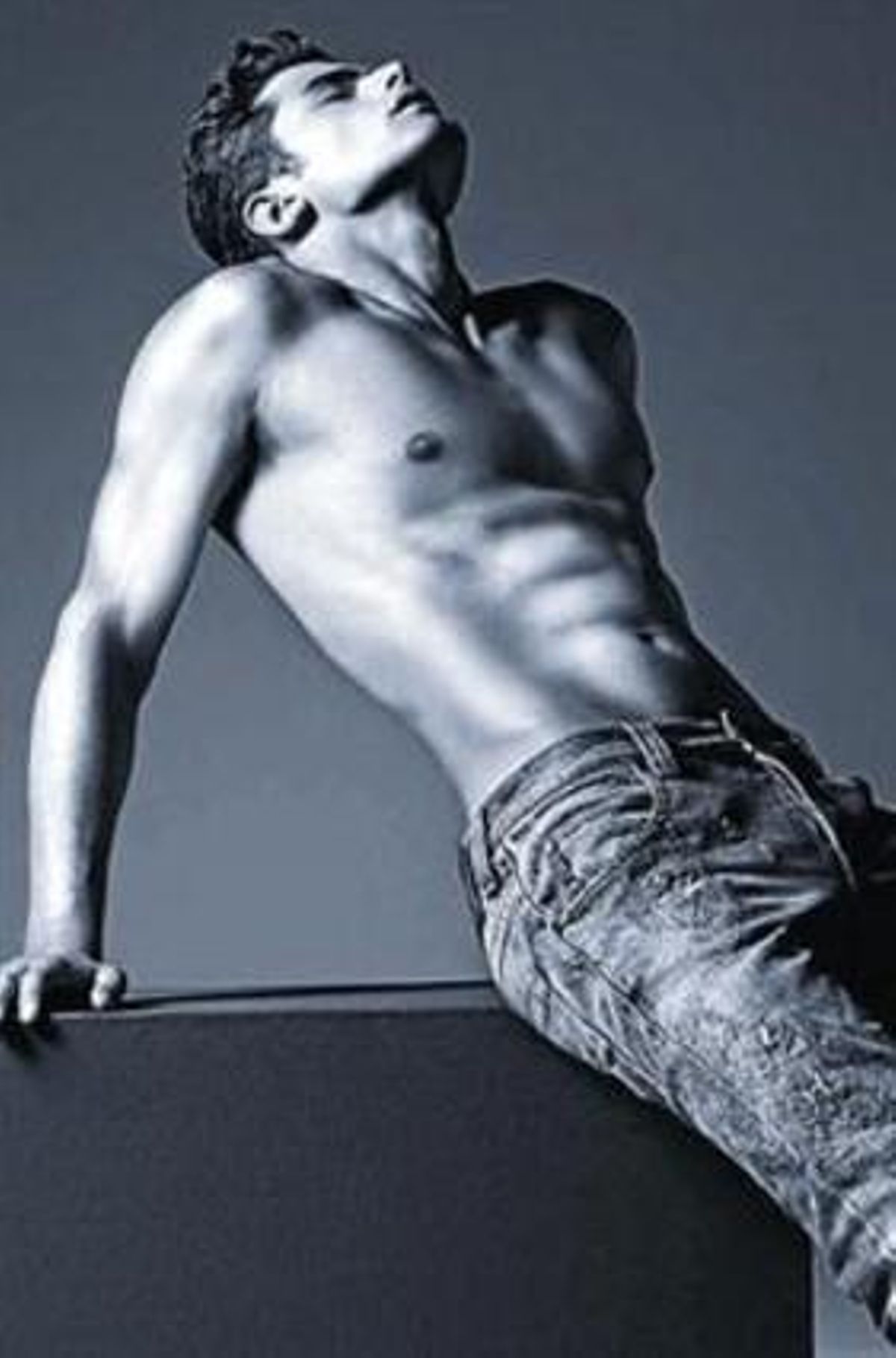 El jove model de Geòrgia Sean O’Pry, en tres imatges de l’última campanya per a Armani Jeans.