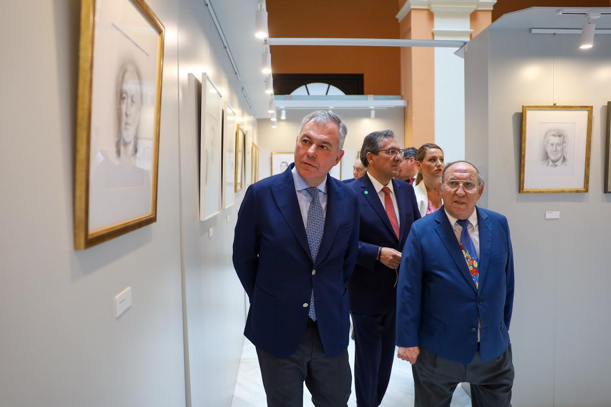 El alcalde de Sevilla, José Luis Sanz, recorre junto a Juan Valdés la exposición de la Casa Consistorial