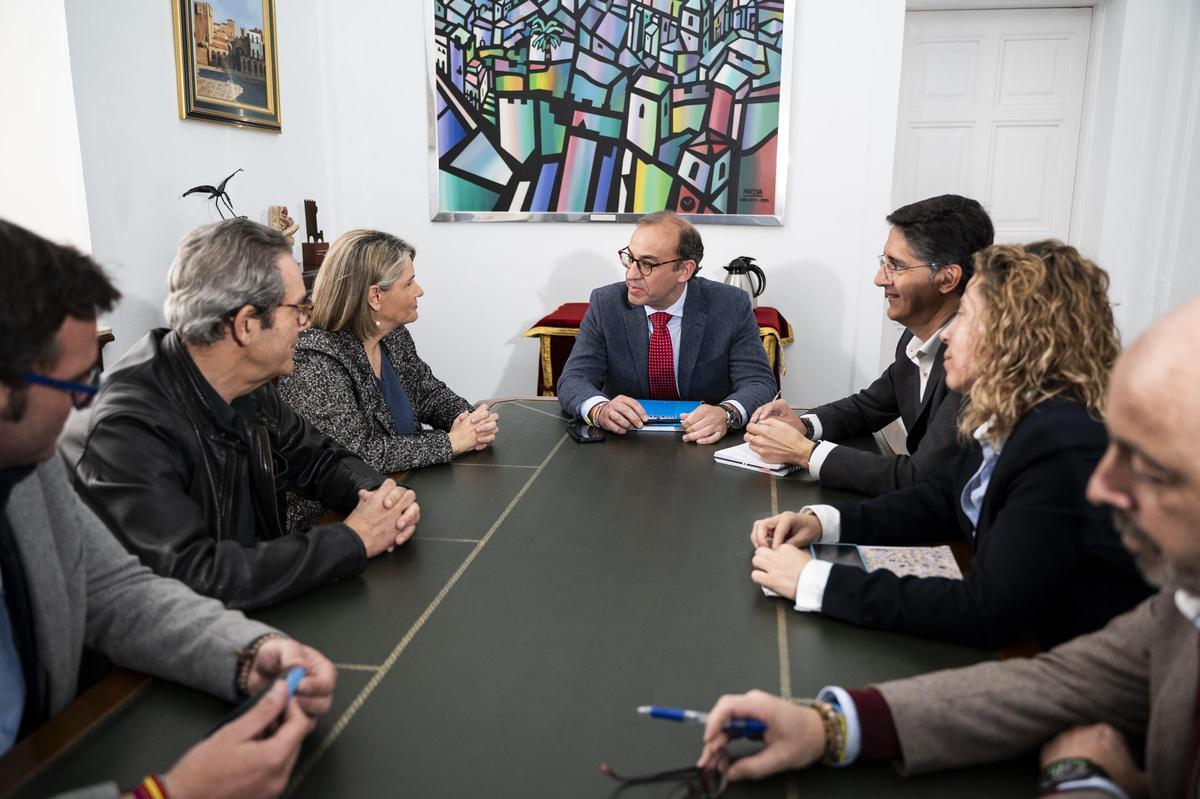 Mateos con responsables de la gestora vecinal (izquierda).