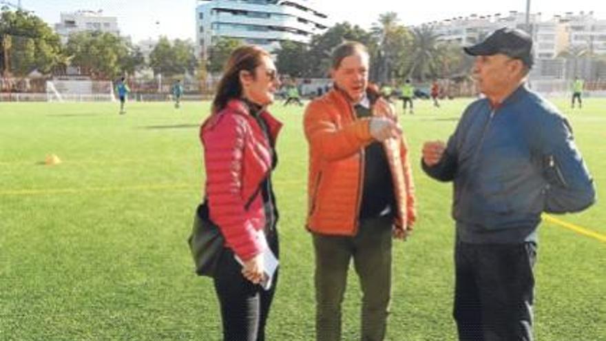 El concejal de Deportes en el campo 1 de la Ciudad Deportiva, renovado recientemente.