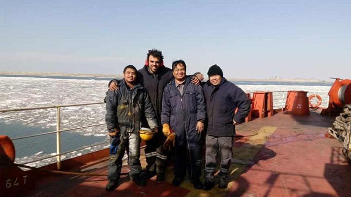 L'alcalde de Maraña, Omar Rodríguez Bulnes, amb la tripulació d'un dels vaixells on treballa quan creuaven les mars gelades de la Xina.