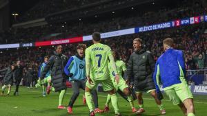 Ferran Torres celebra uno de sus dos goles en el Atlético-Barça de Liga de la temporada pasada
