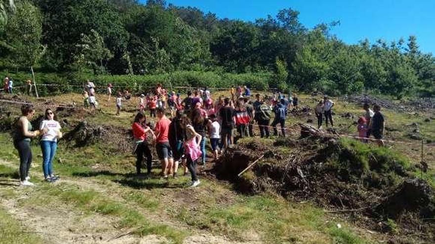 La plantación, junto con los pequeños de la EEI Berducedo. // S.A.