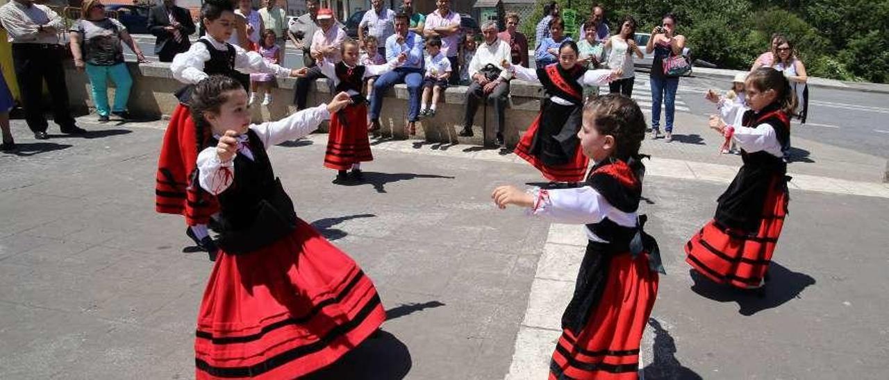 Actuación en una edición pasada de la fiesta de Rodeiro en honor a San Antonio. // Bernabé/Gutier