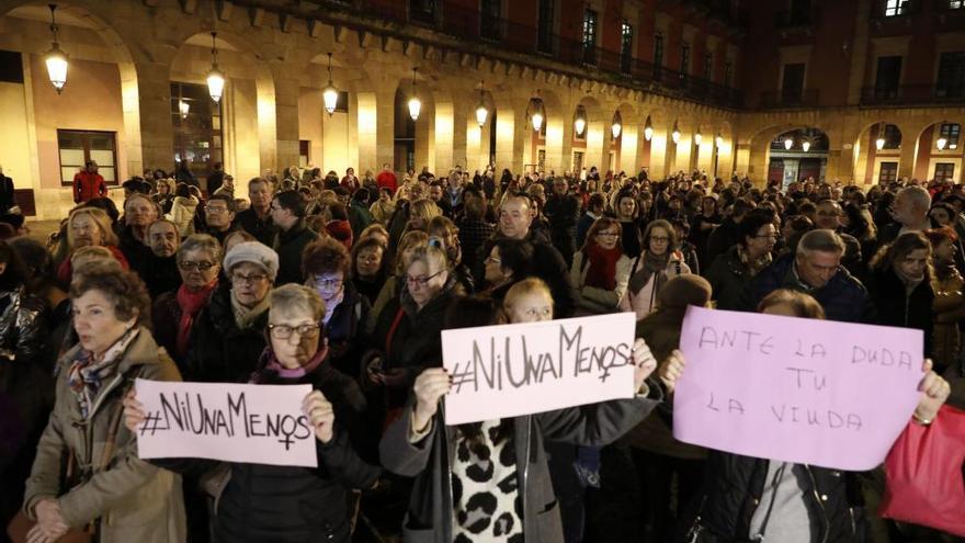 Concentración en Gijón por el asesinato de Lorena Dacuña