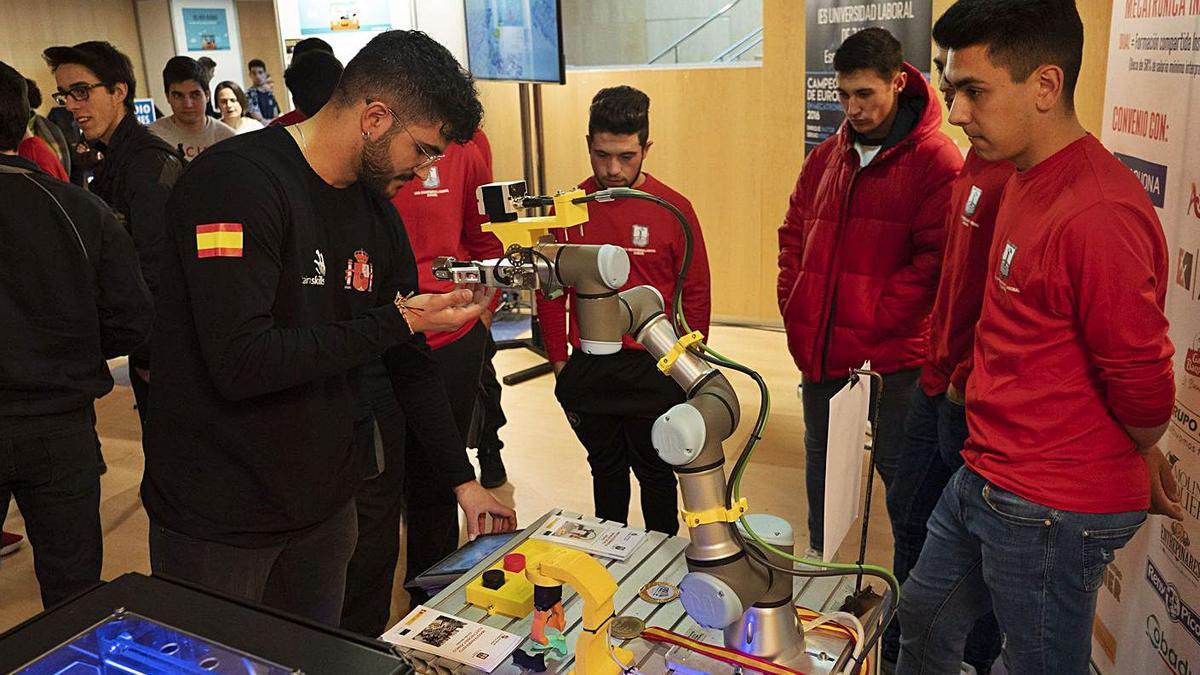 Feria de Formación Profesional del pasado curso, con alumnos de Mecatrónica. | Jose Luis Fernández